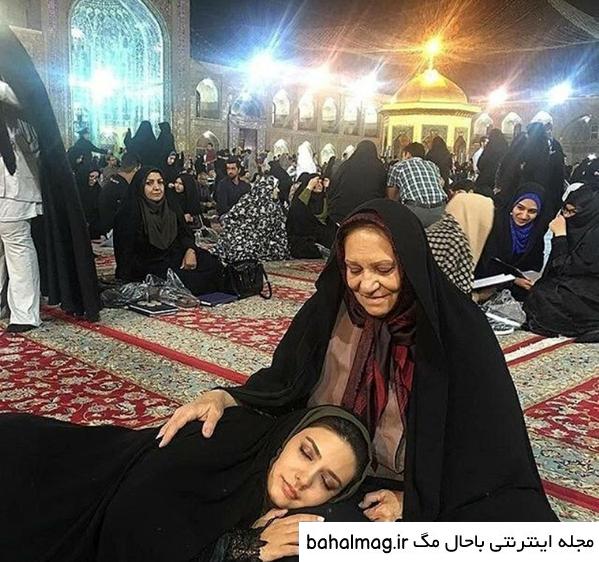 ژست عکس با حرم امام رضا