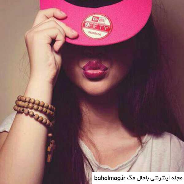ژست عکس دخترانه با کلاه کپ با کیفیت