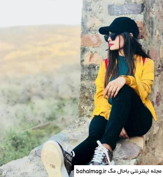 ژست عکس دخترانه با کلاه کپ خاص