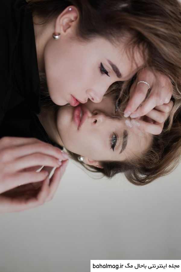 ژست عکس دونفره جلو آینه باحال مگ