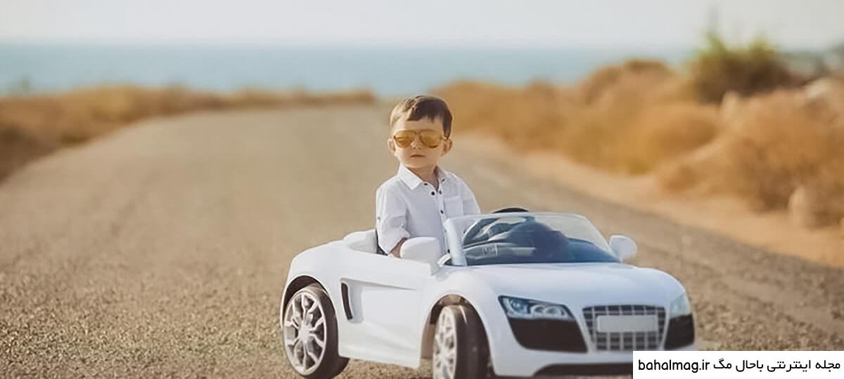 ژست عکس کودک با ماشین شارژی به روز